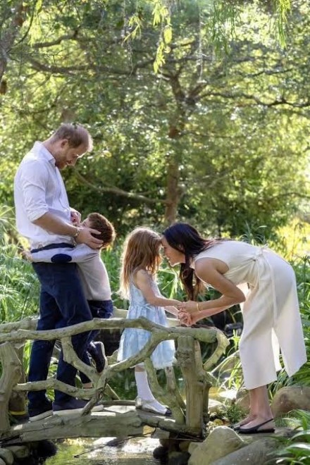 Harry e Meghan cambiano scuola ai figli: Archie e Lilibet ritirati dopo due giorni per motivi di sicurezza 
